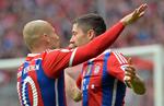 4-0. To af Bayerns målskytter, Arjen Robben (tv) og Robert Lewandowski jubler over kampens første mål i opgøret mod Hannover. 