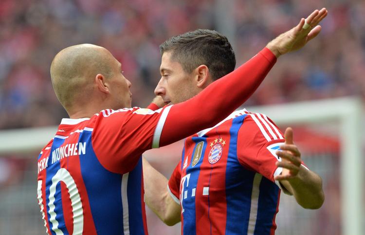 4-0. To af Bayerns målskytter, Arjen Robben (tv) og Robert Lewandowski jubler over kampens første mål i opgøret mod Hannover. 