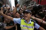 PROTESTER. Betjent forsøger at holde hongkong-indbyggere fra at komme i klammeri under demokratiprotesterne i byen. 