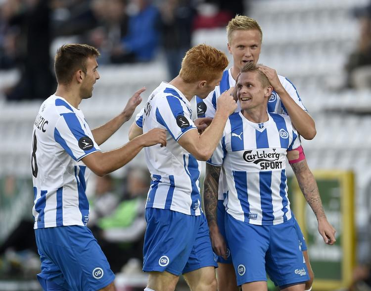 Bundopgør. Ari Skulason har scoret til 1-0 for OB. 