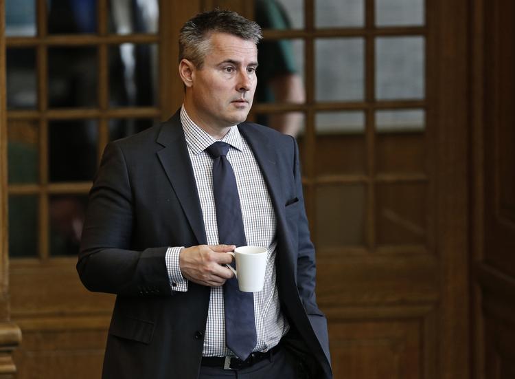 Glemsomhed. Erhvervs- og vækstminister Henrik Sass Larsen (S) kritiserer Venstres forslag, men Socialdemokraterne har selv foreslået det samme, 