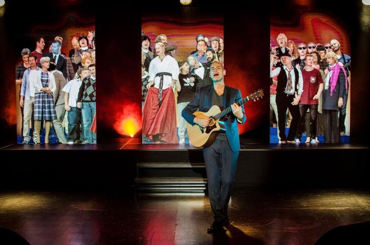 FLOT. Andreas Bos nye show er en flot produktion, der godt doseret bruger lys og video. 