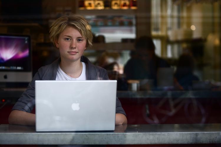 etik. Mange unge bloggere bliver virksomheders skjulte reklamer. 