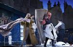 før tragedien. Simon Duus og Lars Møller (i forgrunden) leverer veloplagt fysisk komedie, før virkelighedens tragedie rammer 'La bohème' på Den Jyske Opera.