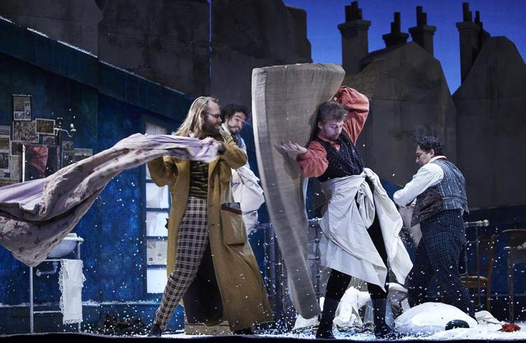 før tragedien. Simon Duus og Lars Møller (i forgrunden) leverer veloplagt fysisk komedie, før virkelighedens tragedie rammer 'La bohème' på Den Jyske Opera.