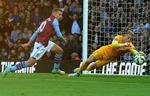 Liga. Manchester Citys Joe Hart, redder forsøg fra  Aston Villas Andreas Weimann. 