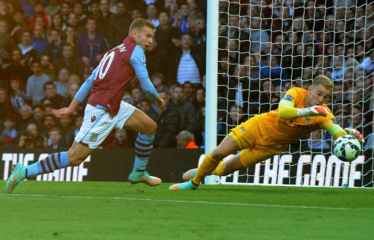 Liga. Manchester Citys Joe Hart, redder forsøg fra  Aston Villas Andreas Weimann. 