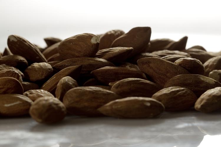 mandler. Mange er ikke bevidste om den høje afgift på nødder. 