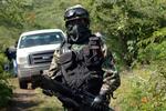 Efterforskning. En mexicansk marinesoldat er klædt solidt på, mens han deltager i undersøgelsen af de mulige massegraver. 