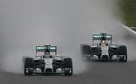 Holdkammerater. Lewis Hamilton lå bag Nico Rosberg undervejs i dagens løb, men endte alligevel øverst på sejrsskamlen. 