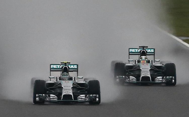 Holdkammerater. Lewis Hamilton lå bag Nico Rosberg undervejs i dagens løb, men endte alligevel øverst på sejrsskamlen. 