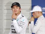 Pressede. Nico Rosberg (til venstre), Valtteri Bottas og de øvrige formel 1-kørere kæmpede under svære forhold i dag, og til sidst gik det galt. 