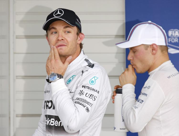Pressede. Nico Rosberg (til venstre), Valtteri Bottas og de øvrige formel 1-kørere kæmpede under svære forhold i dag, og til sidst gik det galt. 