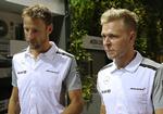 Medfølelse. Kevin Magnussen (til højre) med holdkammerat Jenson Button. De må vente på nyt om franske Jules Biachi. 