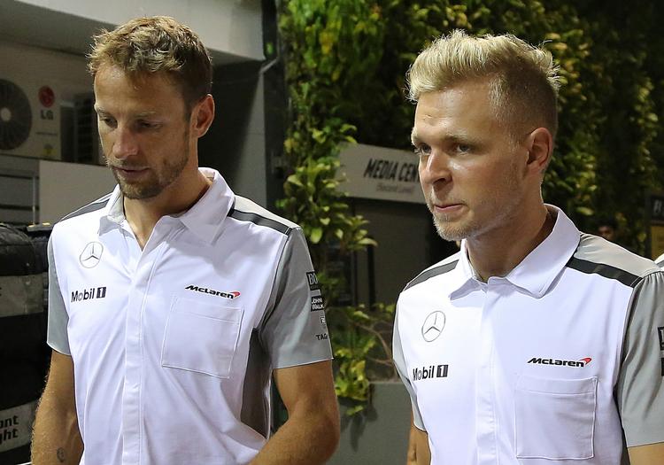 Medfølelse. Kevin Magnussen (til højre) med holdkammerat Jenson Button. De må vente på nyt om franske Jules Biachi. 