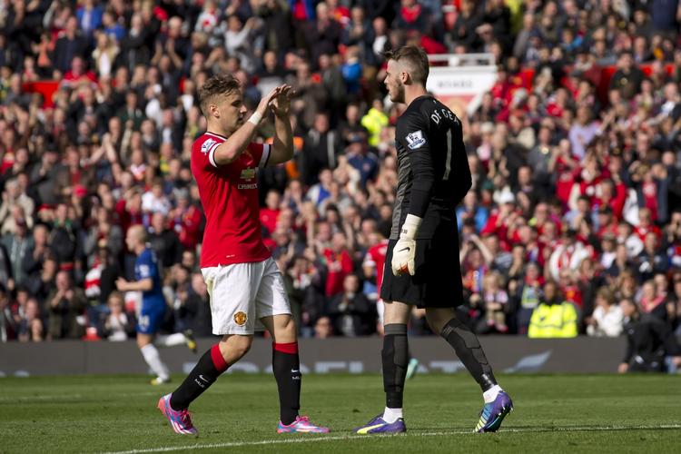 TAK. Et straffespark, som Luke Shaw (tv.) begik, blev snuppet af David De Gea (th.). 