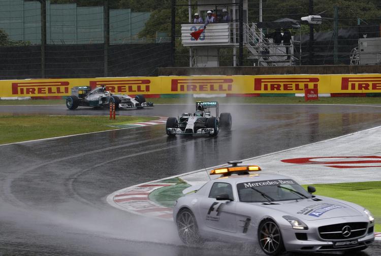 SAFETYCAR. Tidligt under løbet var safetycaren ude på den regnvåde bane i Suzuka. 
