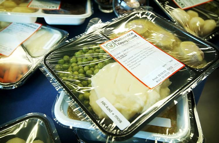 Appetit. Flere kommuner leverer vakuumpakket mad til ældre - og det gælder også smørrebrød, der er smurt på forhånd. 