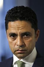 madsag. Socialminister Manu Sareen anklager kommunerne for at spare for meget på madleveringen til ældre. 