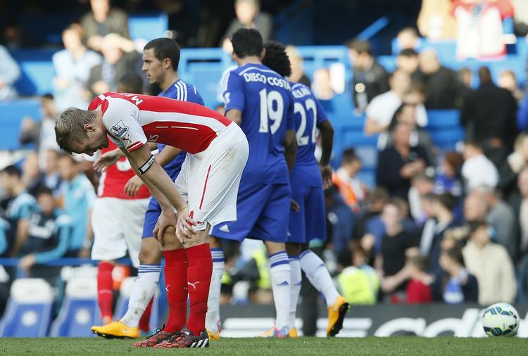 NEDTUR. Ni point har Arsenal og Per Mertesacker nu op til Chelsea på førstepladsen. 