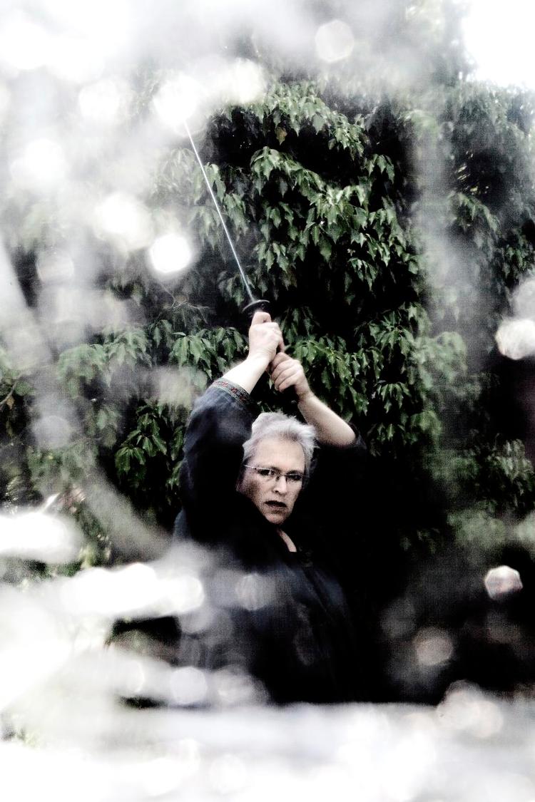 BEREDT. Josefine Ottesen kan håndtere et våben og sætte en kampscene. 