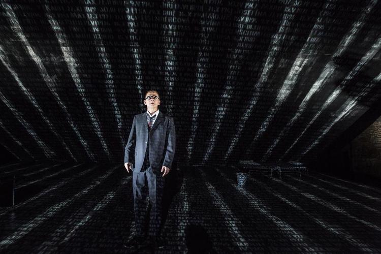 Talmenneske. Olaf Johannessen er stærk i rollen som nazisten Adolf Eichmann, der omdanner jødiske liv til abstrakte talrækker i 'Samtale før døden'. 