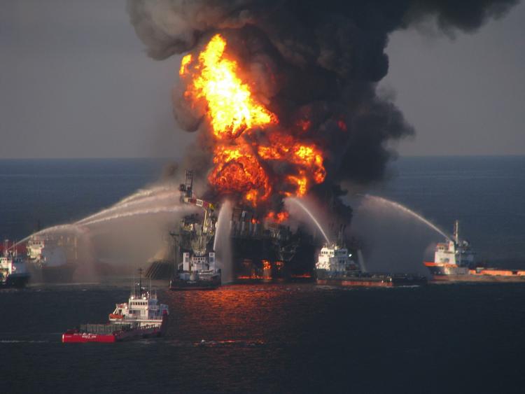 katastrofe. 11 mennesker blev dræbt ved eksplosionen på Deepwater Horizon-olieboringen eksploderede i 2010, og efterfølgende skete en stor miljøkatastrofe, da millioner af tønder olie væltede ud i havet. 