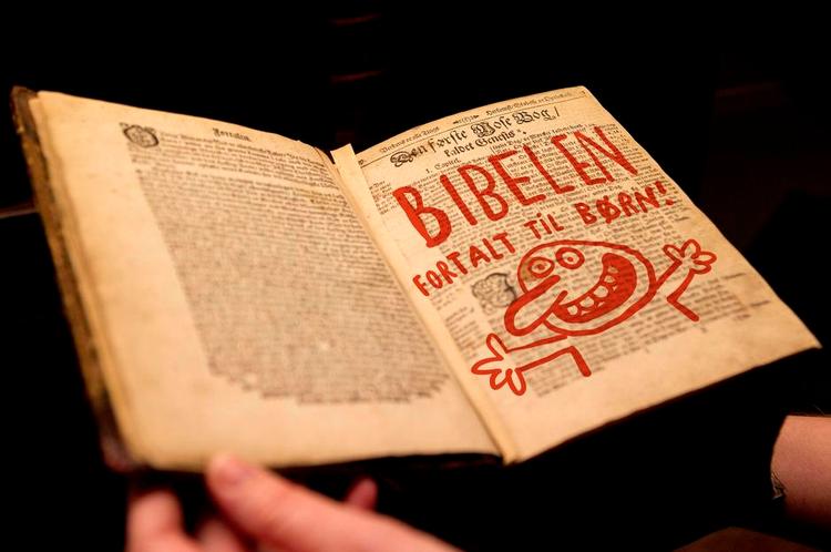 Succes. Folkekirken har succes med salmesang for de allermindste. Faktisk går hver fjerde baby regelmæssigt i kirke for at lovprise Herren. Bagsiden bygger her videre på den vellykkede religiøse indsats. 