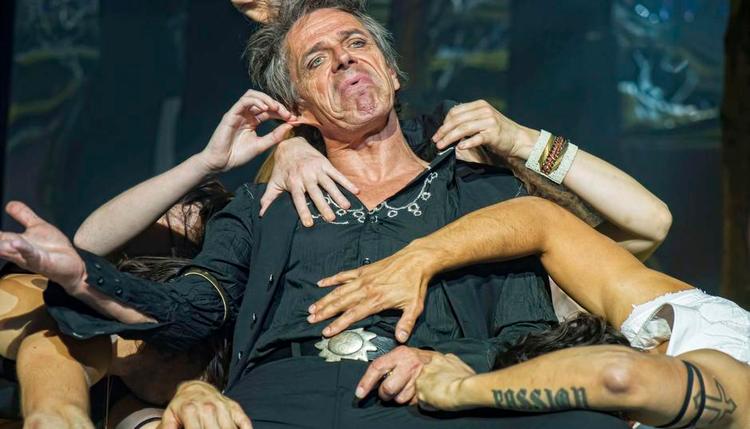 ÆGTE. Michael Falch giver os den ægte vare i 'Rolling Stones teaterkoncert', som ellers kæmper med at formidle den rene følelse af rock'n'roll. 