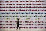 forskel. En kvinde passerer et butikscenter, der er under opbygning i Beijing. Skønt Verdensbanken sænker forventningerne til væksten i Kina, så liggger den stadig milevidt over, hvad dansk økonomi kan præstere. 