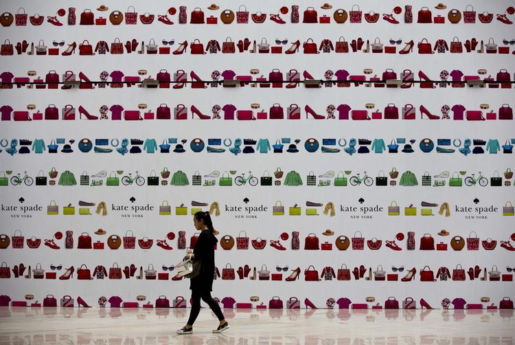 forskel. En kvinde passerer et butikscenter, der er under opbygning i Beijing. Skønt Verdensbanken sænker forventningerne til væksten i Kina, så liggger den stadig milevidt over, hvad dansk økonomi kan præstere. 