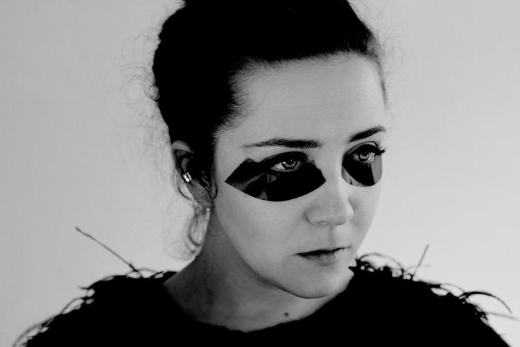 Hypet. 26-årige Emilie Nicolas er klar til at indtage hele Norden med sit debutalbums blanding af sfærisk elektropop, skandinavisk melankoli og en intim stemme, der ligger et sted mellem Hanne Hukkelberg og Susanne Sundfør. 