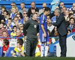 Samtale. Det var mere fredsommeligt på et andet tidspunkt i kampen, da José Mourinho (th) gav instrukser til Oscar. 