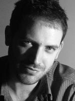 Voksenfantasy. Joe Abercrombie mestrer genren, men er påpasselig med doseringen af de overnaturlige elementer. Tilgengæld er der masser af tortur, intriger, druk og barbarer. 