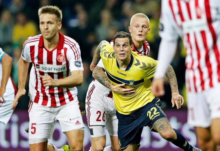 SKARP. Brøndbys Daniel Agger vridersig fri mellem med AaB’s Kenneth EmilPetersen og Rasmus Thelander. 