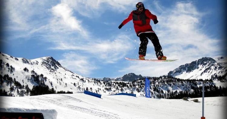 BESKYTTELSE. Rygskjold bliver især brugt af dem, der benytter de såkaldte funparks, skiområder med hop og ting til at lave tricks på. For der kan man slå sig rigtigt meget, 1hvis man falder. 