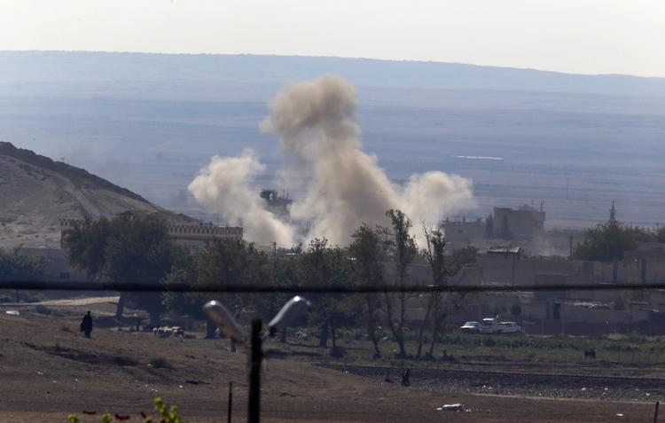 angreb. Kampene om Kobane er intensiveret. Billedet her er fra i går, hvor eksplosioner fra mortergranater og raketter rungede i gaderne i det indre Kobane. 