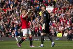 seværdigt. Manchester Uniteds målmand, David De Gea (th), bliver tiljublet efter redningen af et straffespark fra Evertons specialist, Leighton Baines. 