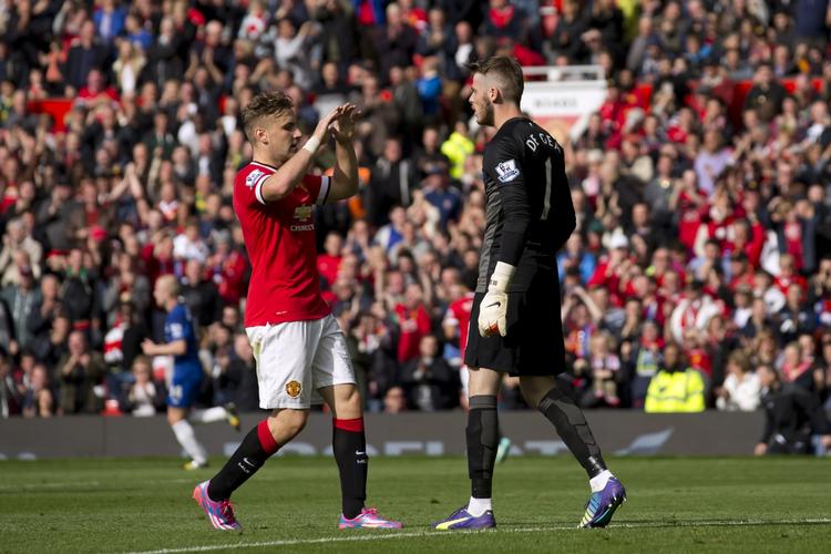 seværdigt. Manchester Uniteds målmand, David De Gea (th), bliver tiljublet efter redningen af et straffespark fra Evertons specialist, Leighton Baines. 