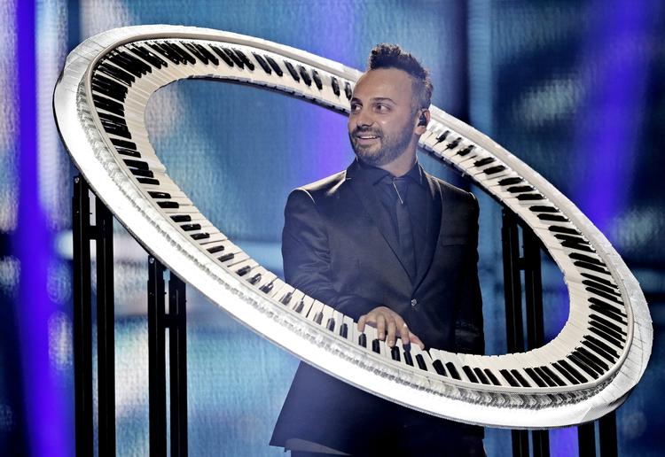 Eurovision. DR fik stor ros for afviklingen af Eurovision Song Contest, men økonomien løb helt af sporet. Her er det den rumænske deltager Paula &amp; Ovi (billedet), der sang 'Miracle' 