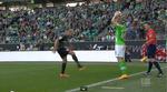 bizart. Augsburgs Tobias Werner (tv) sparker en løs støvle i skridtet på Wolfsburgs Kevin de Bruyne. 