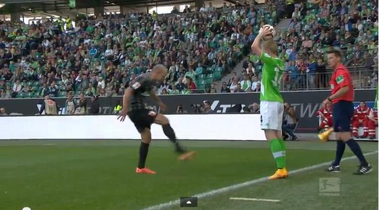 bizart. Augsburgs Tobias Werner (tv) sparker en løs støvle i skridtet på Wolfsburgs Kevin de Bruyne. 