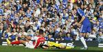 snitsår. Læger frygtede, at Chelseas målmand, Thibaut Courtois (midt), var blevet ramt af en hjernerystelse ved sammenstøddet med Arsenals Alexis Sanchez (tv). 