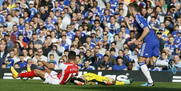 snitsår. Læger frygtede, at Chelseas målmand, Thibaut Courtois (midt), var blevet ramt af en hjernerystelse ved sammenstøddet med Arsenals Alexis Sanchez (tv). 