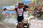 tilbage. Ivan Basso fejrer i 2006 en triumf for Bjarne Riis' daværende cykelhold. 