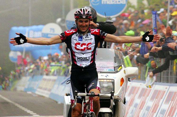 tilbage. Ivan Basso fejrer i 2006 en triumf for Bjarne Riis' daværende cykelhold. 