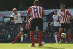 1-0. Christian Eriksen (tv) tager chancen langt ude fra for Tottenham og scorer kampens enlige mål mod Southampton. 