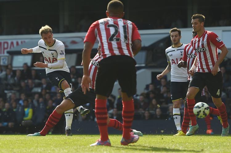 1-0. Christian Eriksen (tv) tager chancen langt ude fra for Tottenham og scorer kampens enlige mål mod Southampton. 
