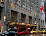Hotel. Luksushotellet er opført i art deco-stilen, ligger på Park Avenue og fylder en hel karré i centrum af Manhatten. 