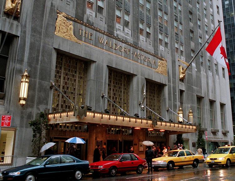 Hotel. Luksushotellet er opført i art deco-stilen, ligger på Park Avenue og fylder en hel karré i centrum af Manhatten. 